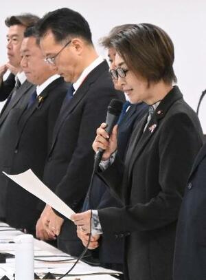 強制不妊の被害者らとの定期協議の会合で発言する三原こども政策相(手前)=30日午後、東京都千代田区