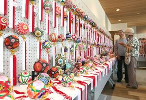 大小様々なてまりが並ぶ＝６月８日、長岡市中央公園