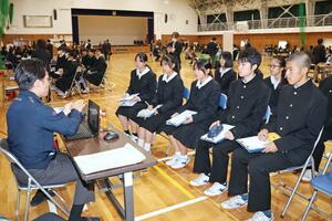 地元企業18社がブースを構えて行ったキャリア教育の授業=長岡市西片貝町