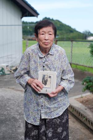 自宅前に立つ木村よしこさん=福島県いわき市