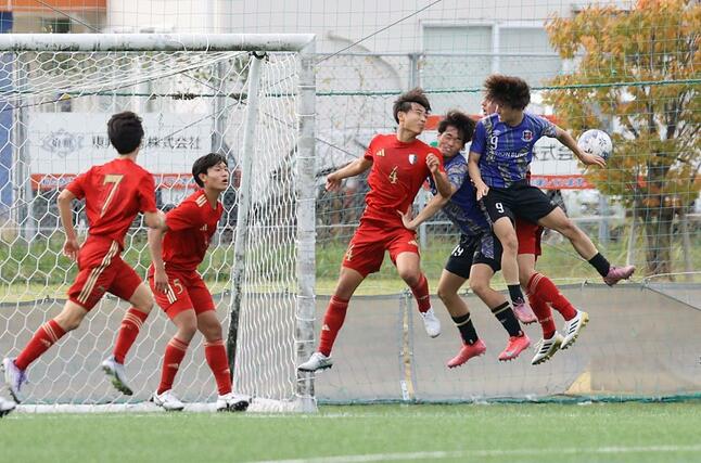 準々決勝　日本文理－新潟明訓　延長後半、自陣ゴール前で競り合う新潟明訓＝２５日　聖籠町の新潟聖籠スポーツセンター