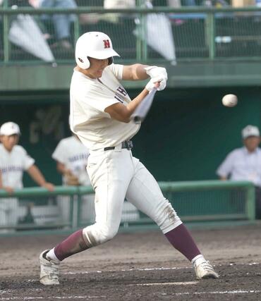 長岡商－新潟商　８回裏、新潟商２死三塁、長谷川暖が左前に適時打＝長岡市悠久山