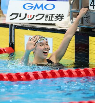 女子８００ｍ自由形決勝　日本新記録を出し喜ぶ梶本一花＝東京アクアティクスセンター