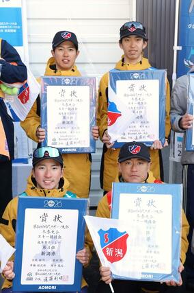 成年男子４０キロリレー　４位入賞した新潟県チーム＝１７日、青森県大鰐町