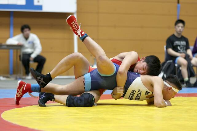 団体戦２回戦　八海－自由ケ丘学園（東京）　山田亮清（赤・八海）が相手の背後を取り、回転してポイントを奪う＝新潟市東総合スポーツセンター