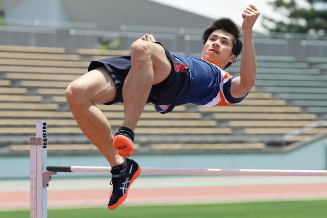 練習する男子走り高跳びの長谷川直人＝新潟市陸上競技場