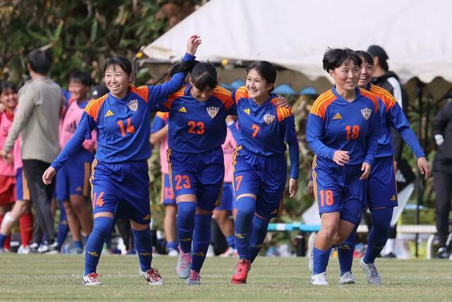 優勝を喜ぶ開志学園ＪＳＣ＝新発田市