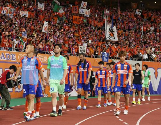 新潟－川崎　試合後、サポーターの声援を受けてピッチを引き上げる新潟の選手たち＝ビッグスワン