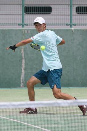県高校総体テニス男子団体決勝　シングルスを戦う東京学館の内山蓮＝６月７日、南魚沼市大原運動公園