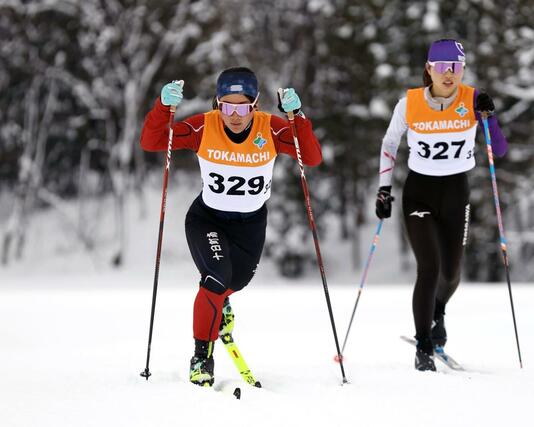 距離　女子３キロクラシカル　１キロ過ぎの坂で五十嵐桃花（右３２７番・糸魚川東）を抜く丸山友奈（左３２９番・十日町南）＝十日町市