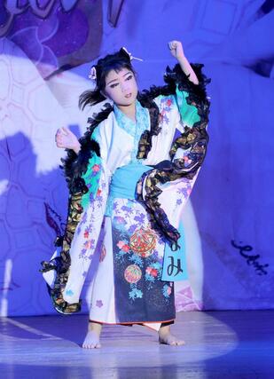 第２部の舞踊ショー。豪華絢爛（けんらん）な衣装も見どころの一つだ