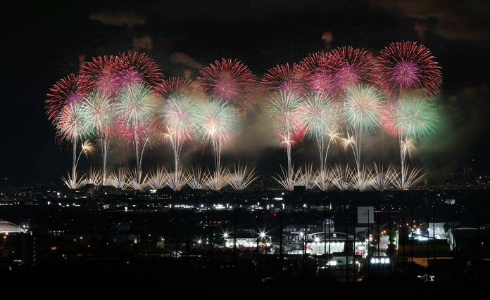 夜空を彩った「復興祈願花火フェニックス」=8月2日午後8時30分ごろ、長岡市