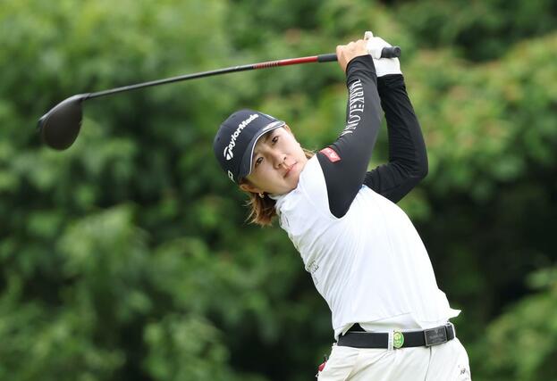 ８番、ティーショットを打つ泉田琴菜＝６月６日、長岡市寺泊志戸橋のヨネックスカントリークラブ