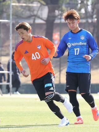 シュートを決め、涼しい表情で自陣に戻る石山青空＝宮崎県都城市