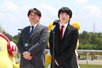 新潟競馬場60周年記念セレモニーであいさつする風間俊介さん(右)=新潟市北区
