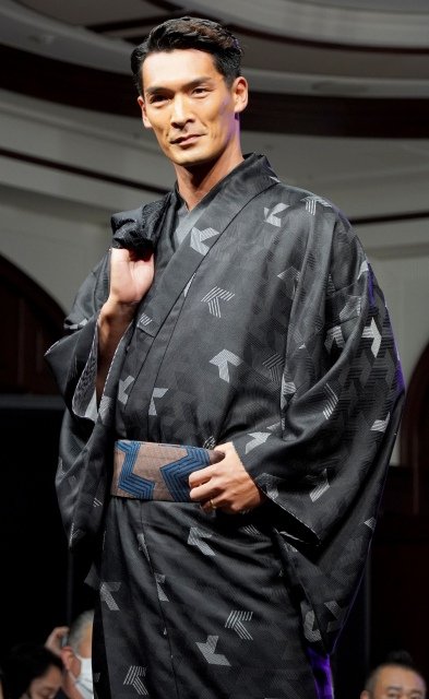 槙野智章選手 黒一色 をクールに着こなし 着物でサッカーの指揮を執りたい 新潟日報デジタルプラス
