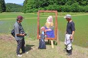 棚田に「ミルクを注ぐ女」⁉　長岡市栃尾地域に長岡造形大生制作の「かかし」アート　景観にアクセント！