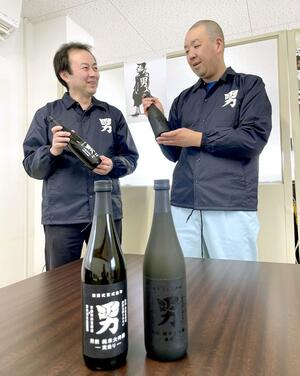 発売した日本酒を紹介する雪椿酒造社長鈴木一陽さん（左）と杜氏の飯塚泰一さん。ラベルデザインも「攻めた」という＝加茂市仲町