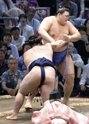 大の里(右)が押し出しで豪ノ山に敗れる=ドルフィンズアリーナ