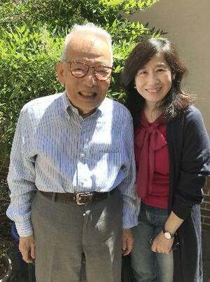古気候学者の阿部彩子さん(右)と、研究のきっかけを作った真鍋淑郎さん(阿部さん提供)