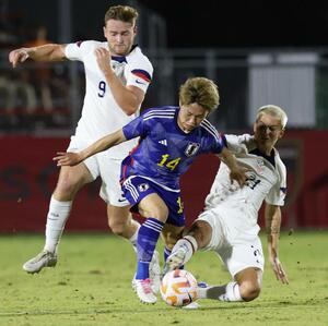 日本-米国 U-22国際親善試合で攻め込む日本代表の三戸舜介(中央)=10月17日、フェニックス(共同)