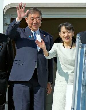釜山の金海国際空港から帰国の途に就く石破首相。右は妻の佳子さん=1日(共同)