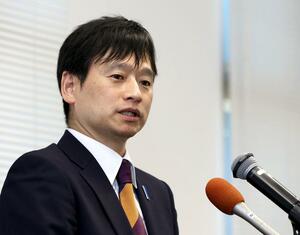 会見を開き、出馬を正式に表明する中川幹太市長=18日、上越市内