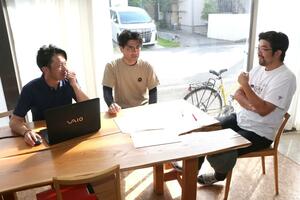 打ち合わせをするパーセントの木村大輔さん(右)、原一郎さん(中央)、田中厳さん=新潟市中央区関屋田町3
