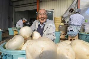 伝統野菜「弘岡カブ」を扱う「石元食品」先代社長の石元健二さん=4日、高知市