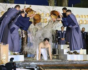 厳しい寒さに耐えながら、冷水を浴びる新婿=2月11日、魚沼市堀之内の八幡宮