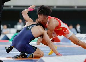 男子グレコローマン82キロ級決勝 掛川零恩(左)を破り優勝した吉田泰造=東京体育館