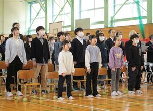 ４月から大野小に統合される根知小の児童ら＝２２日、糸魚川市東中