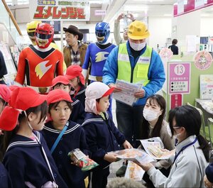 パンを渡して冬道の安全運転を呼びかけた園児ら=新潟市江南区泉町3