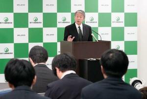 　原子力規制委の定例会合後、記者会見する山中伸介委員長＝１４日午後、東京都港区