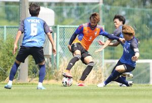 練習試合に臨むDF舞行龍(中央)=10日、聖籠町(アルビレックス新潟提供)