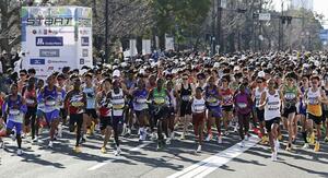 大阪マラソンで一斉にスタートする大勢のランナー＝２２日、大阪府庁前
