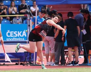 女子やり投げで63メートル88で2位だった北口榛花の投てき=オストラバ(共同)
