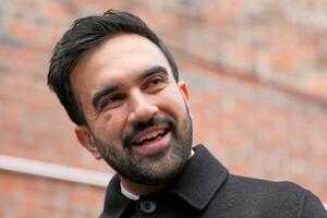 　１７日、米ニューヨークで記者団に話すマムダニ次期市長（ＡＰ＝共同）