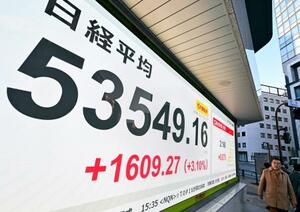 日経平均株価の終値を示すモニター。前週末比1609円27銭高の5万3549円16銭となり、終値としての最高値を更新した=13日午後、東京都中央区
