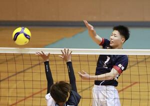 男子バレーボール準々決勝 攻守に活躍した上越総合技術の主将、遠藤昊明=リージョンプラザ上越