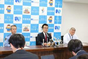 容疑者を逮捕し、記者会見する愛知県警の村上健司刑事部長（中央）＝２０２５年１０月３１日午後７時半過ぎ、愛知県警本部