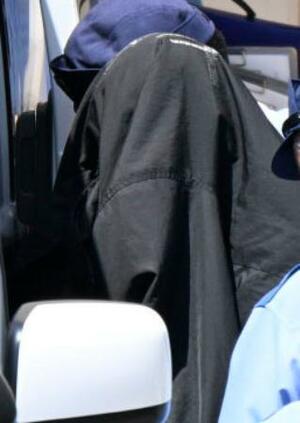 　送検のため福島署を出る井上巧容疑者＝１１日午後０時５２分