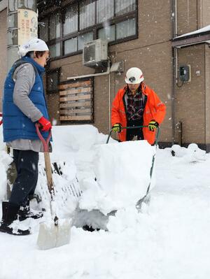 前日からの降雪で積もった雪を除雪する住民=2025年2月5日、上越市安塚区