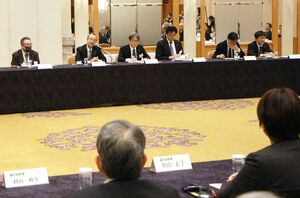 新潟経済同友会と花角英世知事ら県幹部との懇談会=12月25日、新潟市中央区