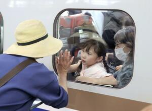 連休最終日、別れを惜しむ人たち=5月6日、新潟市中央区のJR新潟駅