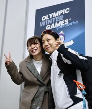 　ミラノ五輪のスピードスケート女子１５００メートルのレースを終え、高木美帆（右）と写真に納まる姉の菜那さん（左）＝２月、ミラノ