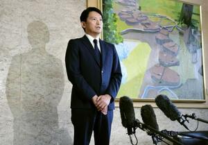 兵庫県警に書類送検されたことを受け、記者団の取材に応じる斎藤元彦知事=20日、兵庫県庁