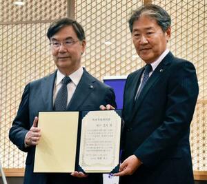 　ノーベル生理学・医学賞の受賞が決まり、大阪府吹田市から市長特別賞を贈呈された坂口志文大阪大特別栄誉教授（左）＝２８日午後、大阪府吹田市