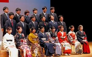 　岩手県陸前高田市で開かれた「二十歳のつどい」で記念撮影に納まる参列者＝１１日午前