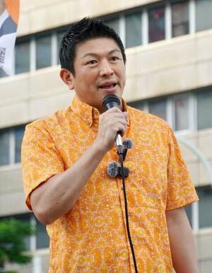 那覇市で街頭演説する参政党の神谷代表=23日午後